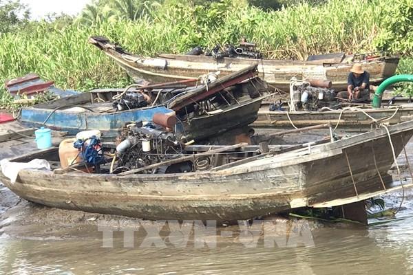 Trục vớt 8 phương tiện bơm hút cát trái phép bị nhấn chìm trên sông