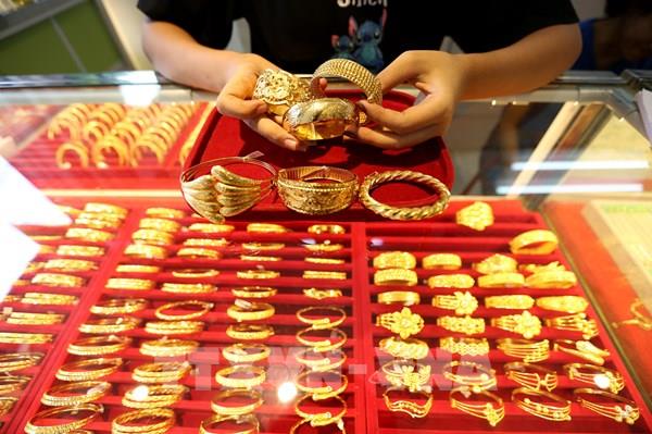 Giá vàng thế giới tăng cao do đồng USD yếu trong phiên 30/12