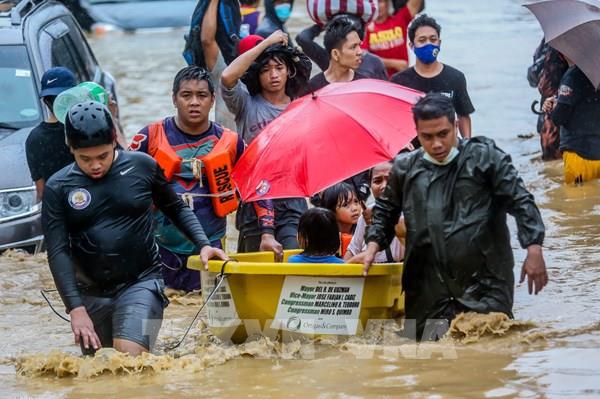 Philippines vật lộn cứu hàng nghìn người dân bị mắc kẹt trong lũ lụt