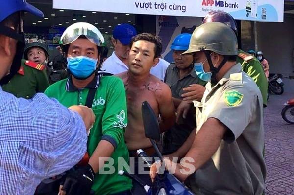 Nam thanh niên tẩm xăng lên người đi cướp ngân hàng