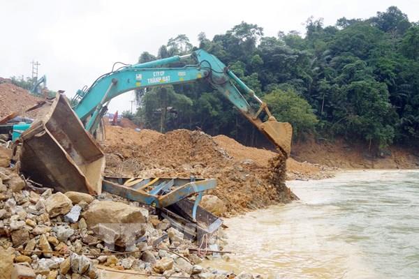 Vụ sạt lở tại Thủy điện Rào Trăng 3: Nước suối dâng cao, việc nắn dòng gặp khó