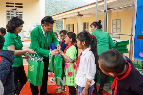 Tập đoàn Mai Linh mang hơi ấm đến trẻ em vùng cao