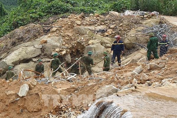 Nắn dòng chảy suối Rào Trăng kết hợp tìm kiếm nạn nhân vụ sạt lở đất