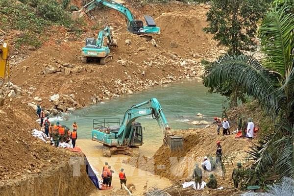 Cơ bản hoàn thành đắp đập và nắn dòng chảy suối Rào Trăng
