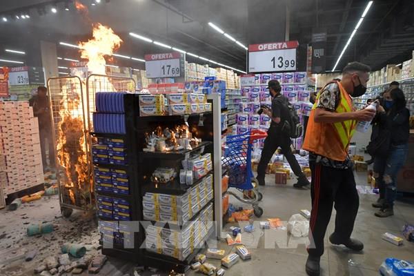 Brazil: Hơn 1.000 người tấn công đập phá siêu thị Carrefour