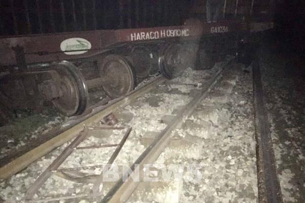 Tàu hàng trật bánh hai toa, đường sắt Bắc - Nam ách tắc nhiều giờ