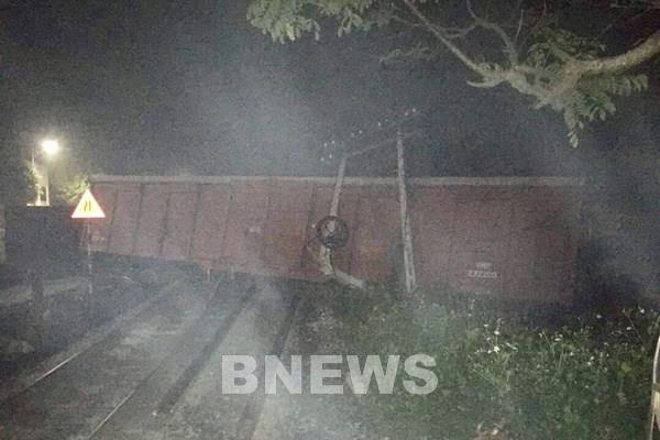 Sự cố tàu hàng trật bánh: Thông tuyến đường sắt Bắc – Nam trở lại