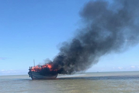 Cháy tàu chở 28 người trên biển Hội An