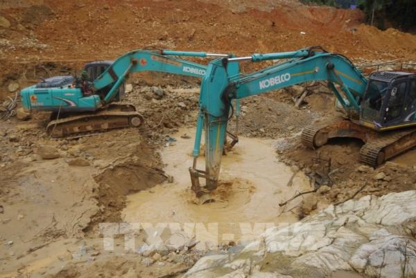 Vụ sạt lở ở Rào Trăng 3: Tìm kiếm thi thể nạn nhân ở các bãi bồi