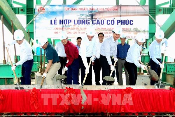 Hợp long cầu Cổ Phúc bắc qua sông Hồng