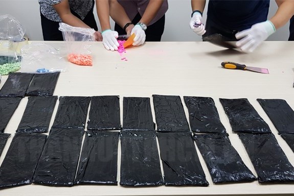 Phát hiện hơn 20 kg ma túy trong kiện hàng gửi chuyển phát nhanh