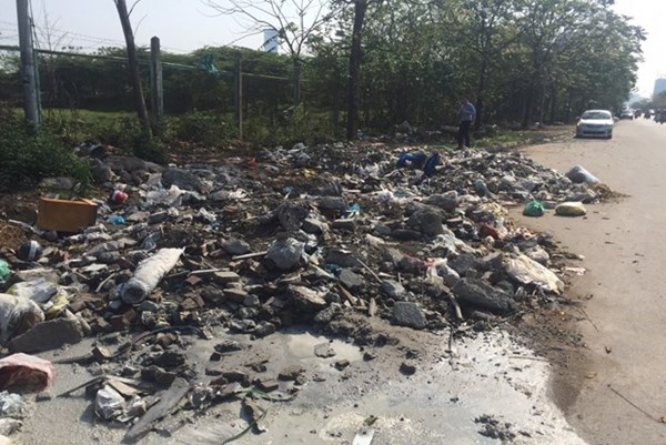 Đổ trộm phế thải: Hà Nội khó xử phạt "rác tặc"