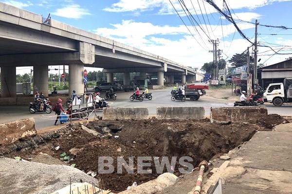Công trình thi công cầu vượt Dầu Giây kéo dài gây bức xúc