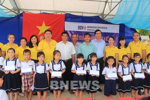 Khánh thành cầu và trao học bổng tại Bến Tre