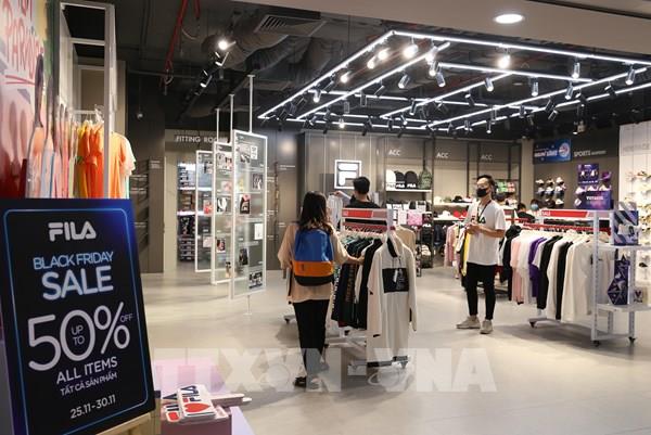 Rộn ràng mua sắm ngày Black Friday