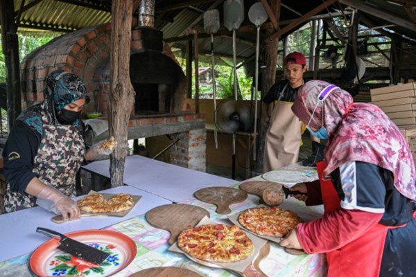 Malaysia: Vượt khó thời dịch COVID-19 nhờ ý tưởng nhà hàng pizza tại gia
