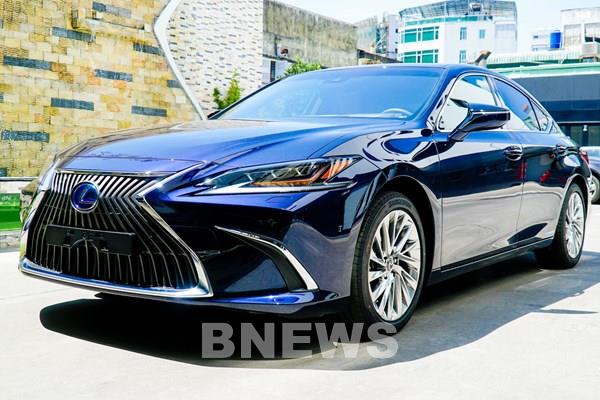 Ra mắt Lexus ES 250 và ES 300h 2021 có nhiều nâng cấp, giá không đổi