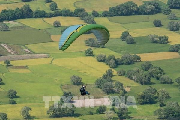 Lần đầu tiên biểu diễn dù lượn thể thao ở vùng đồng bằng sông Cửu Long