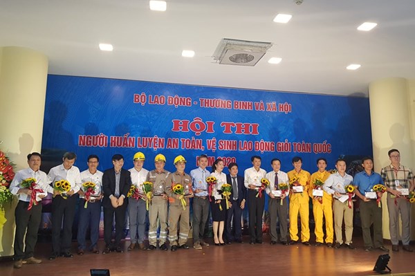Trao giải hội thi Người huấn luyện an toàn, vệ sinh lao động giỏi