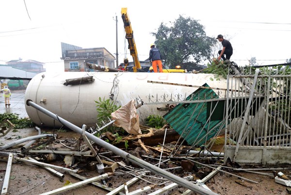 Lâm Đồng: Xe bồn chở gas tông vào nhiều nhà dân