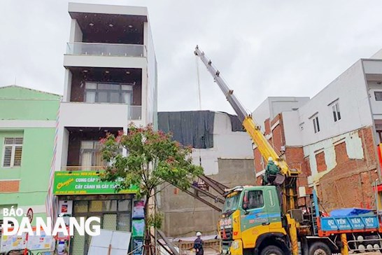 Phụ huynh, học sinh tăng áp lực do nhà cạnh trường học bị nghiêng