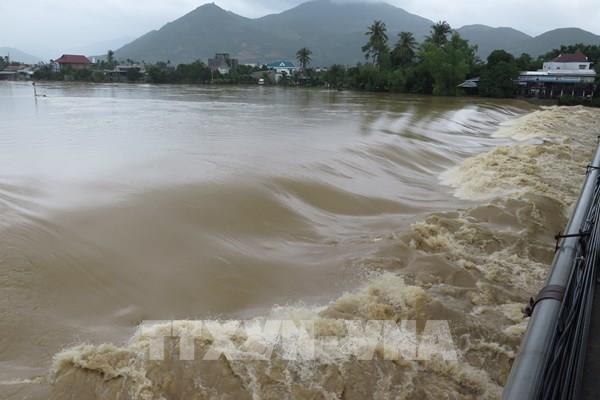 Khánh Hòa: Mưa lũ lớn khiến 45 người mắc kẹt trên núi