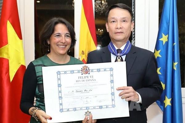 Tổng Giám đốc TTXVN nhận Huân chương Công trạng dân sự Encomienda của Nhà vua Tây Ban Nha