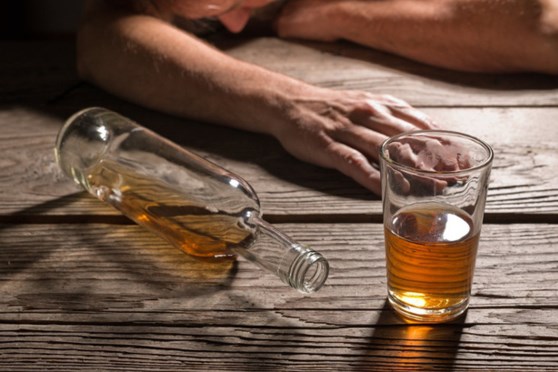 Ngộ độc rượu, hơn 100 người nhập viện