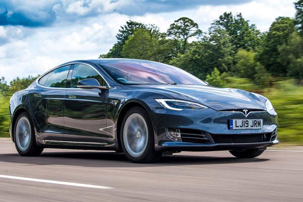 Mỹ điều tra 115.000 xe ô tô điện của Tesla vì lỗi hệ thống treo trước