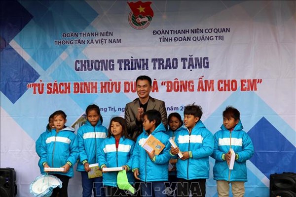 Trao tặng "Tủ sách Đinh Hữu Dư" cho các trường học ở huyện miền núi Quảng Nam