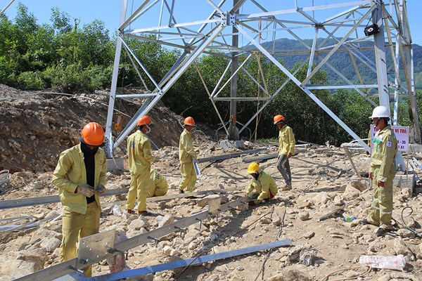 Thi đua hoàn thành đường dây 500 kV Dốc Sỏi - Pleiku 2 vào ngày 31/12/2020