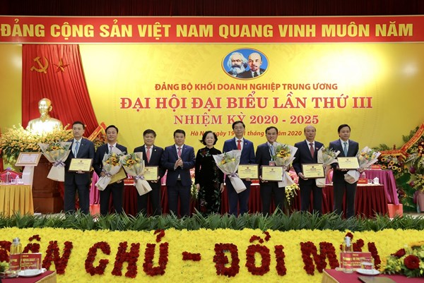 Gắn biển 2 công trình dầu khí chào mừng Đại hội Đảng toàn quốc lần thứ XIII