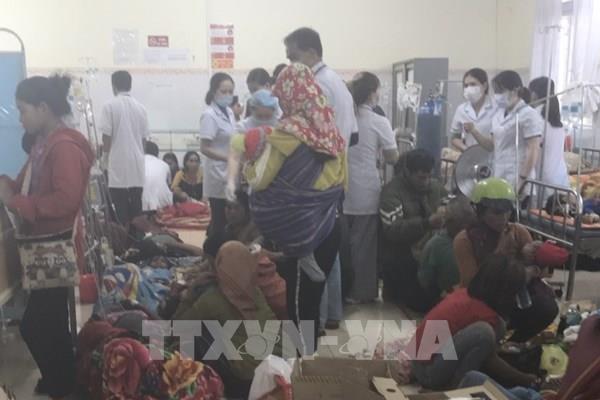 Hơn 100 người nhập viện do có dấu hiệu ngộ độc thực phẩm  