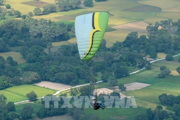 “Bay trên Phụng Hoàng Sơn” – diễn dù lượn thể thao đầu tiên ở Đồng bằng sông Cửu Long