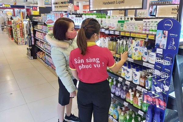 Các siêu thị cung ứng đủ khẩu trang, nước rửa tay phục vụ người tiêu dùng