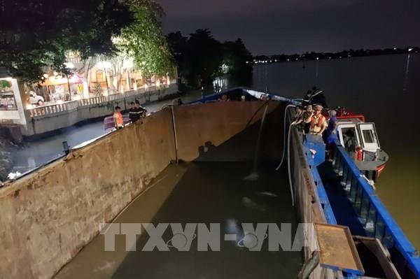 Đồng Nai: Huy động gần 100 người “giải cứu” sà lan mắc kẹt dưới gầm cầu Rạch Cát