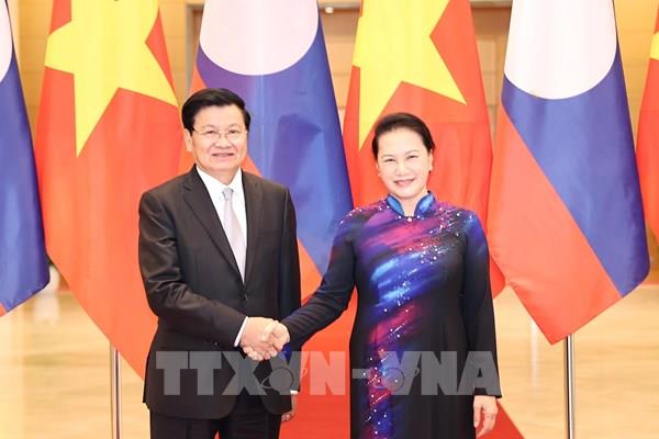 Chủ tịch Quốc hội Nguyễn Thị Kim Ngân hội kiến Thủ tướng Lào Thongloun Sisoulith