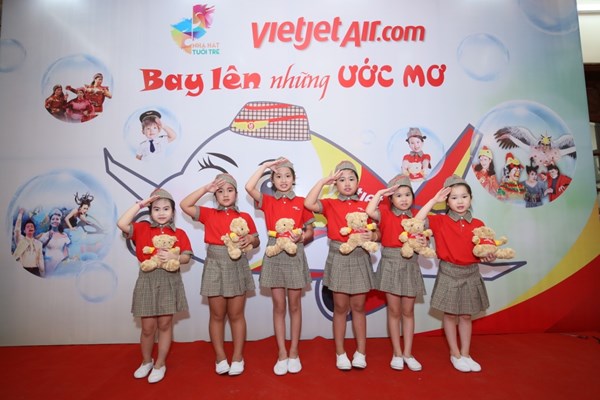 Vietjet cùng Quỹ học bổng Vừ A Dính tặng các em dân tộc thiểu số 8.000 suất học bổng
