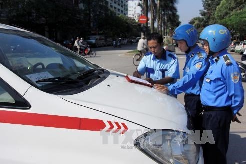 Hà Nội đồng loạt xử lý xe ô tô dừng, đỗ gây cản trở giao thông