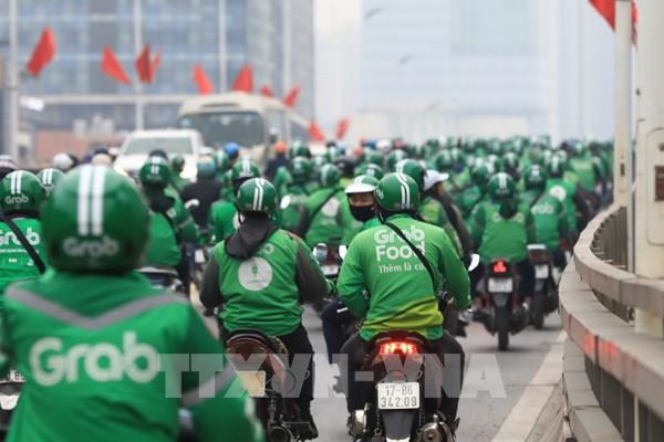 Phản đối mức khấu trừ mới, hàng trăm tài xế Grab diễu hành gây mất an toàn giao thông