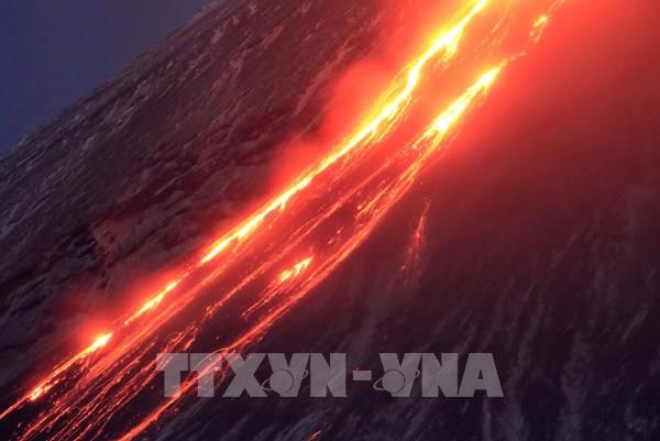 Núi lửa ở Kamchatka của Nga tuôn trào dung nham