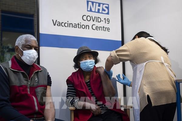 Anh ghi nhận 2 trường hợp dị ứng trong ngày đầu tiêm vaccine ngừa COVID-19