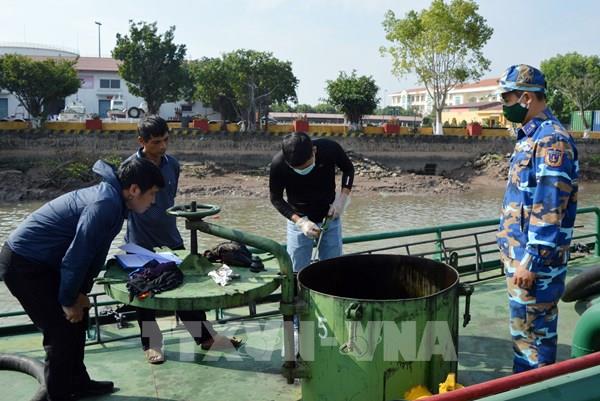 Bộ Tư lệnh Vùng Cảnh sát biển 1 tạm giữ 20.000 lít dầu không rõ nguồn gốc