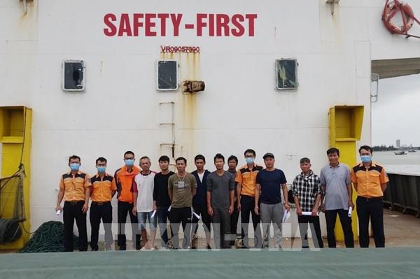 Cứu sống kịp thời 11 người sau vụ tàu chìm trên biển