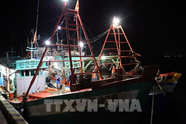 Kiên Giang: Bắt quả tang 2 tàu sang mạn dầu trái phép trên biển Tây Nam