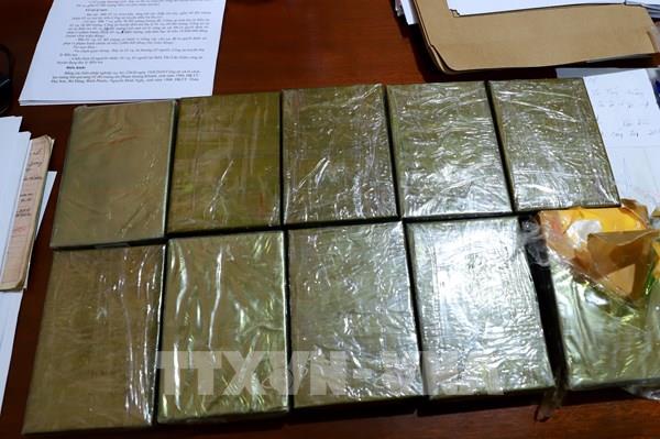 Bắt quả tang 2 đối tượng vận chuyển 10 bánh heroin