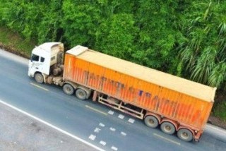 Xử lý nghiêm xe đầu kéo tự ý cắt nóc container chở quá tải