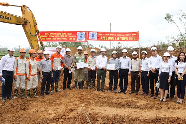 Công đoàn Điện lực Việt Nam thăm hỏi cán bộ công nhân viên xây dựng đường dây 500kV mạch 3