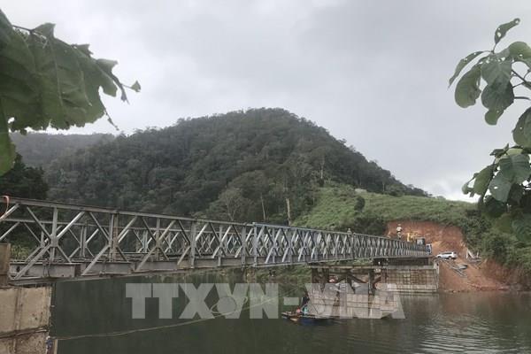 Kon Tum lắp đặt xong cầu thép nối đường vào xã Đăk Pne