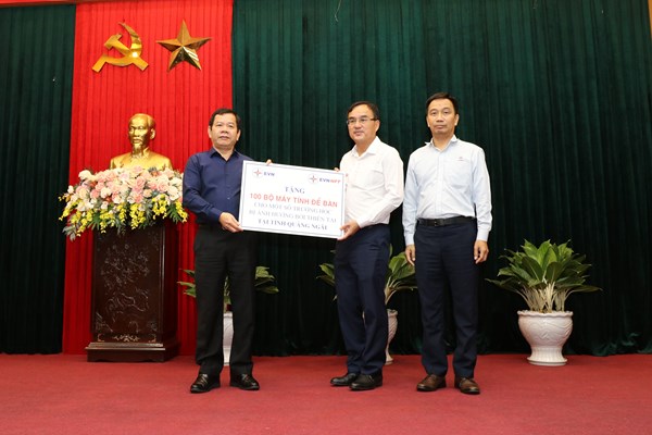 EVNNPT trao tặng 100 máy tính cho các trường học tại Quảng Ngãi